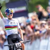 Tom Pidcock avec son maillot de champion du monde de VTT décroché en 2023 (archives). KEYSTONE/MAXIME SCHMID